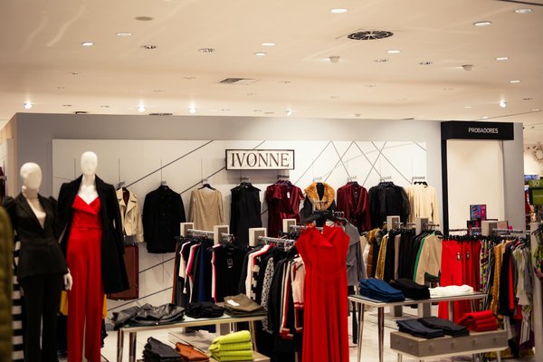 Les Must-Haves Indispensables pour Créer la Garde-Robe Féminine Idéale